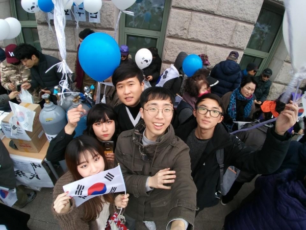 박성은 회장(왼쪽 아래)과 한국대학생포럼 회원들 (한국대학생포럼 제공)