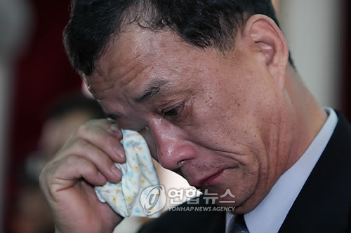 용산참사에서 숨진 고 김남훈 경사 아버지가 2009년 3월 9일 아들의 영가 종재식에서 눈물을 흘리고 있다. [연합뉴스 자료사진]