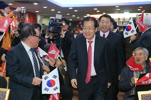 홍준표 자유한국당 대표가 19일 오후 제주 미래컨벤션센터에서 열린 제주도당 신년인사회 행사장에 참석하고 있다.(사진=자유한국당)