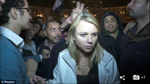 CBS 리포터 라라 로건, 2011년 '타하루쉬' 공격을 받기 직전 찍힌 방송 카메라 사진 (영국 데일리메일 캡쳐)