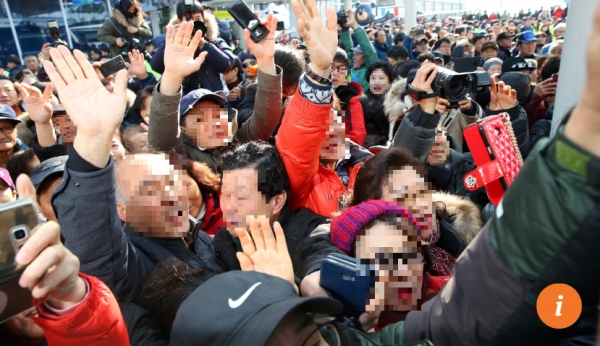 현송월 방문에 환호하는 시민들 (SCMP 캡쳐)