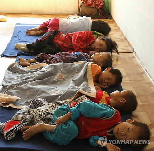 수해 피해를 본 북한의 한 지역 병원에 영양실조에 걸린 북한 어린이들이 나란히 누워 있다. 이 사진은 '머시코' 등 미국의 5개 구호 단체 대표들이 지난 2011년 9월4일부터 10일까지 북한을 방문했을 때 찍은 것이다(연합뉴스).