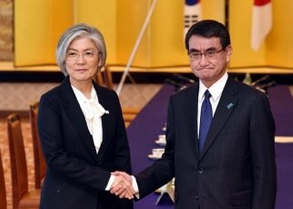 강경화 외교부 장관(왼쪽)이 지난해 12월19일 취임 후 첫 일본을 방문해 도쿄에서 고노 다로 외무상(오른쪽)과 한일 외교장관회담을 진행하기에 앞서 악수하고 있다.(사진=고노 다로 일본 외무상 트위터)