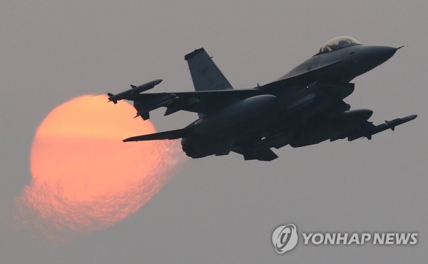 광주 공군 제1전투비행단 활주로에서 미군의 F-16 전투기가 이륙하고 있다(연합뉴스)