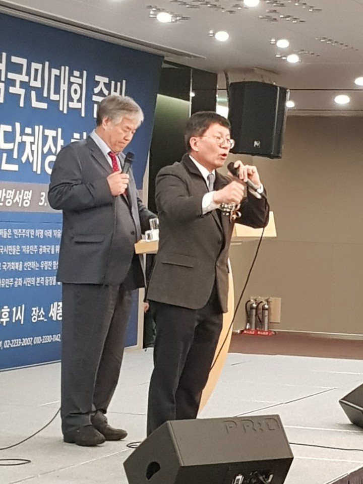전광훈 목사(왼쪽)와 박성현 이선본 집행위원장(오른쪽)
