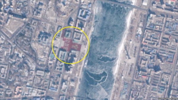 북한 시간으로 1일 오전 11시9분 평양 김일성 광장을 찍은 '플래닛'의 위성사진. 광장 중심부(노란 원)에 대규모 인파가 ‘김정은’이라는 글자와 노동당 마크를 만들었다. (사진제공=Planet)