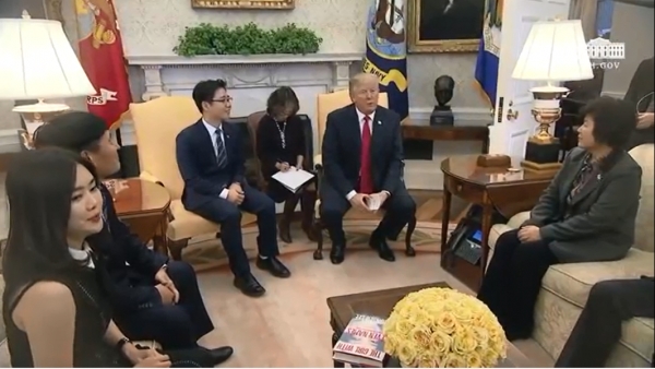 트럼프 대통령이 2일(현지시간) 탈북민 8명을 백악관 집무실로 초청해 45분간 환담을 나눴다(백악관 유튜브 영상 캡쳐).