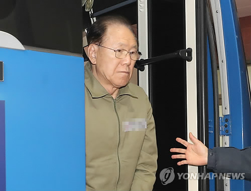 검찰 “MB가 국정원 뇌물 주범”…김백준 방조범으로 구속기소