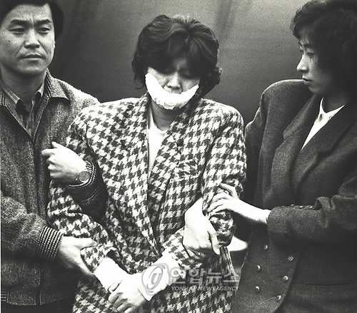 대한항공 858기 폭파후 체포돼 1987년 12월 15일 김포공항에서 압송되는 김현희(연합뉴스)