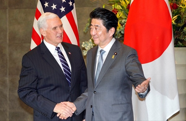 방일 중인 마이크 펜스 미국 부통령(왼쪽)과 아베 신조 일본 총리가 7일 회담을 하고 있다.(사진=AP 연합뉴스)