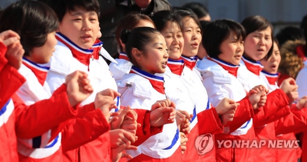 2018 평창동계올림픽에 참가하는 북한 선수단의 공식 입촌식이 열린 8일 오전 강릉 올림픽선수촌에서 렴대옥 등 북한 선수들이 손을 맞잡고 북한 취주악단의 공연을 즐기고 있다(연합뉴스).