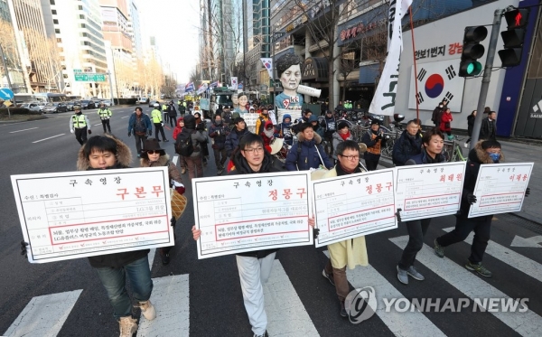 지난해 2월 10일 오후 '박근혜-재벌총수를 감옥으로 대행진' 행사에서 참석한 노동자들이 재벌총수들에게도 국정농단의 책임이 있다며 구속을 촉구하고 있다.