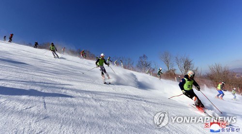 북한 마식령 스키장에서 공동훈련하는 남북 선수들(연합뉴스)