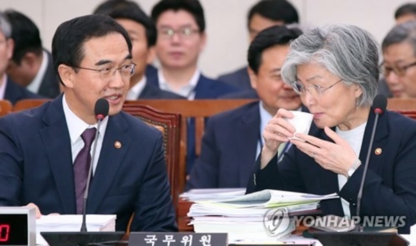 (왼쪽부터) 조명균 통일부 장관과 강경화 외교부 장관.(사진=연합뉴스)