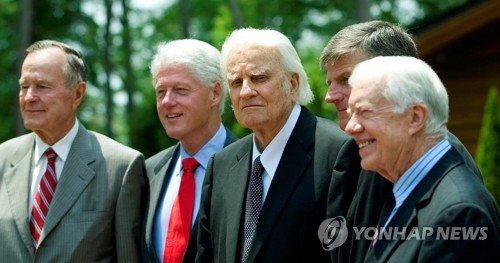 미국의 전 대통령들과 함께한 빌리 그레이엄 목사(가운데) [로이터=연합뉴스 제공]