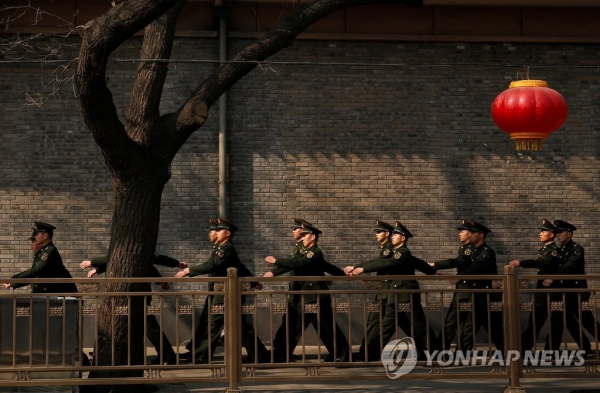 베이징 톈안먼 광장에서 보안 병력이 줄지어 이동하는 모습 [베이징 로이터=연합뉴스 제공]