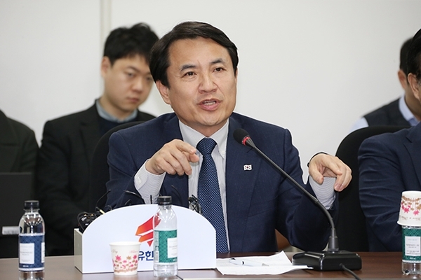 김진태 자유한국당 의원이 5일 국회에서 열린 당 원내대책회의에서 모두발언을 하고 있다.(사진=자유한국당)