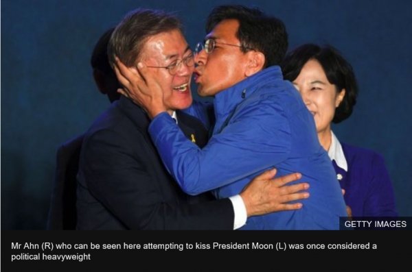 BBC에 소개된 안희정 소개 사진 '미스터 안이 문재인 대통령에게 키스하려 시도 중' [BBC 홈페이지 캡처]