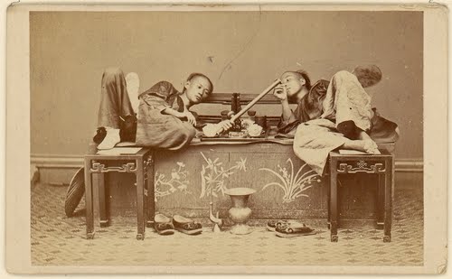 아편을 피우는 두 남자, 1870년대 경.
