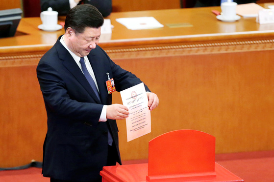 지난 11일 제5차 개헌안 투표함에 투표용지를 넣는 시진핑 중국 국가주석 [AP=연합뉴스 제공]