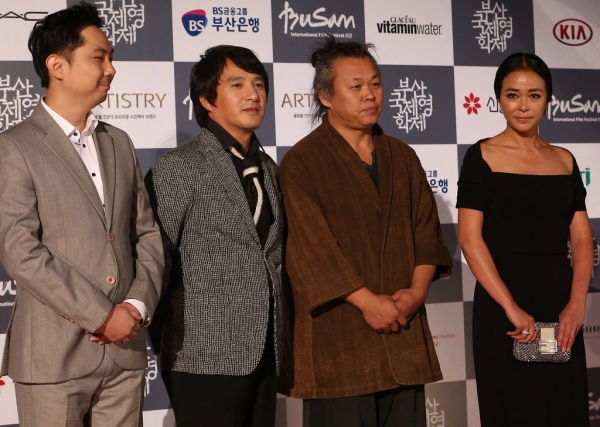 김기덕(오른쪽 두 번째)과 전재홍(왼쪽)[연합뉴스 자료사진]