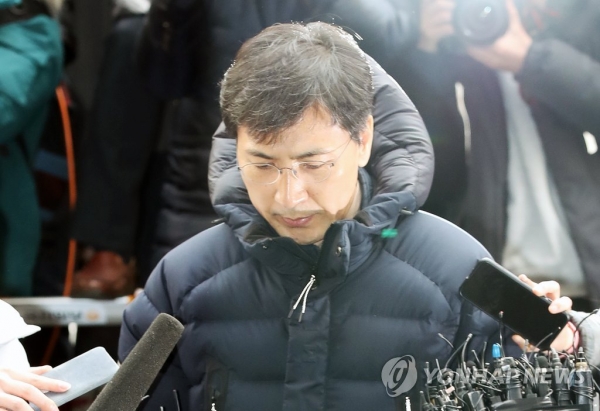 여비서에 의해 성폭행 혐의가 폭로돼 지난 9일 서부지검으로 출석한 안희정 전 충남지사