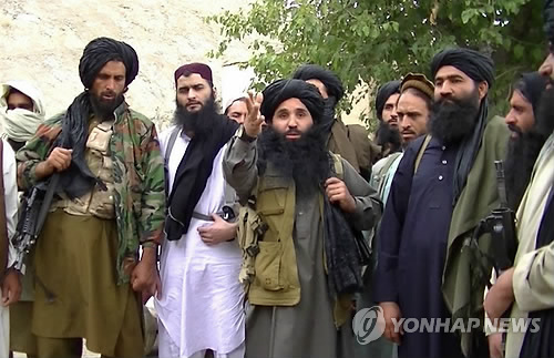 파키스탄탈레반(TTP)이 배포한 동영상에서 마울라나 파즈룰라(가운데)가 대원들을 지휘하는 모습. 이 영상이 촬영된 시기와 장소는 알려지지 않았다(연합뉴스).