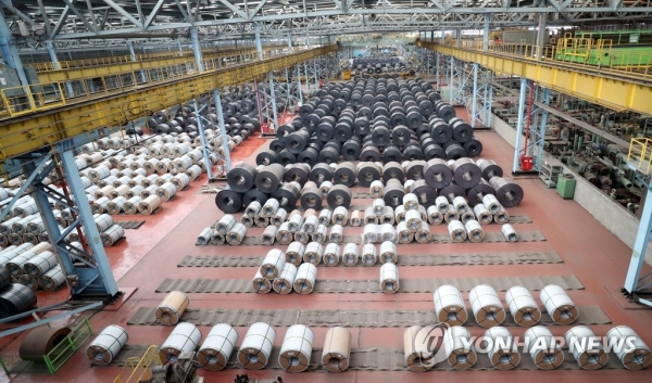 (포항=연합뉴스) 경북 포항 한 철강회사 제품창고에 열연코일이 쌓여 있다