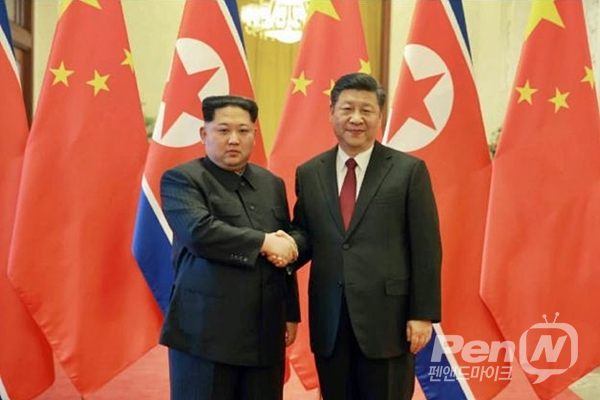 지난 25일부터 28일까지 3박4일간 중국을 방문한 북한 김정은 조선노동당 위원장(왼쪽)이 시진핑 중국 국가주석이 악수한 채 사진을 함께 찍고 있다.