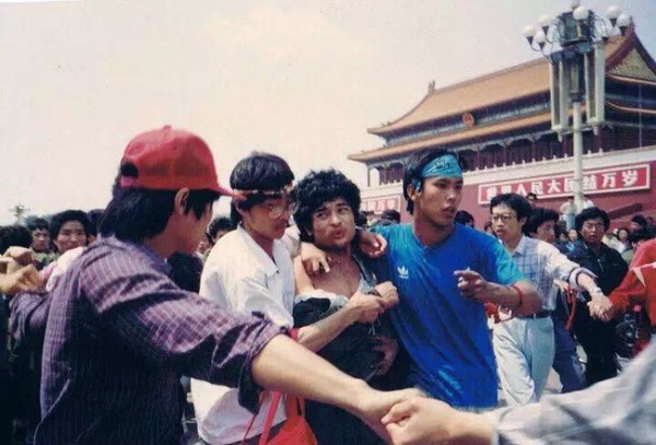 1989년 5월 23일 천안문 광장의 대학생 자치조직원들에게 붙잡혀 끌려가는 신성모독의 주범들.