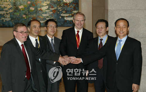 2005년 9월 13일 베이징에서 열린 북핵 6자회담 당시 남.북한과 미국, 중국, 일본, 러시아 6개국 대표들이 악수하는 모습(연합뉴스)