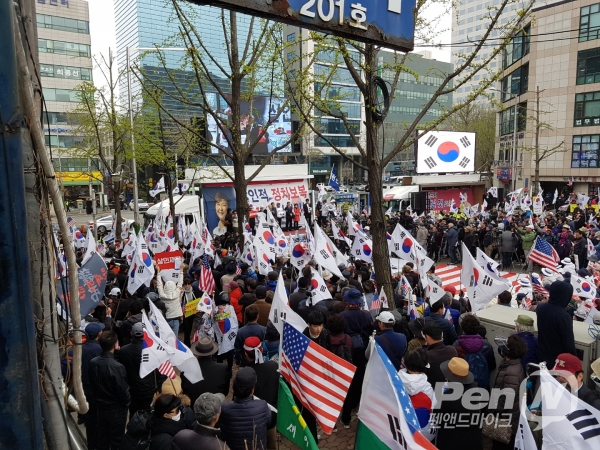 6일 박근혜 전 대통령 선거를 앞두고 서울 서초구 법원앞 사거리에서 열린 태극기 집회 [펜앤드마이크]