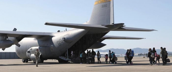 2016년 11월 비전투원 소개 훈련(NEO)에 참가한 미군 가족 등 미국 국적의 민간인들이 미군 수송기에 탑승하고 있다. 사진 =미8군 홈페이지