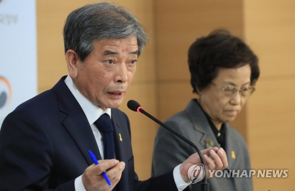신인령 국가교육회의 의장(오른쪽)과 김진경 대학입시제도 개편 특별위원회 위원장이 16일 오후 2022 대입제도 개편 공론화 계획을 발표하고 있다.