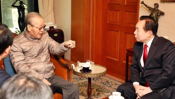 18일 오전 김종필 전 자민련 총재가 신당동 자택에서 이인제 자유한국당 충남지사 후보를 만나고 있다. (사진=연합뉴스)