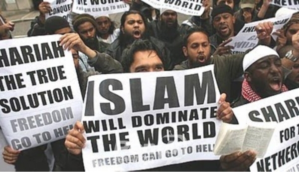 유럽 이슬람 난민들이 '이슬람이 세상을 지배할 것이다. 자유는 지옥에나 가라', '샤리아(이슬람 율법'이 진정한 해법, 자유는 지옥에 가라'는 팻말을 들고 시위하는 모습 [Frontpage mag 캡처]