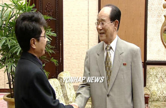 2005년 당시 북한 김영남 최고인민회의 상임위원장과 면담에 앞서 앞수하는 조용필 [연합뉴스 캡처]