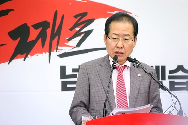 홍준표 자유한국당 대표가 지난 4월30일 오후 여의도 한국당사에서 기자회견을 열고 4.27 남북정상회담 합의 내용에 관해 비판했다.(사진=자유한국당)