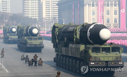 지난 2월 북한 '건군절' 70주년 기념 열병식에서 이동식발사차량(TEL)에 실린 대륙간탄도미사일(ICBM)급 '화성-15' (연합뉴스)
