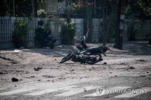 2018년 5월 13일 인도네시아 수라바야 시내에서 발생한 폭탄테러 현장 인근 도로에 망가진 오토바이와 잔해가 널려 있다. [AFP=연합뉴스 제공]