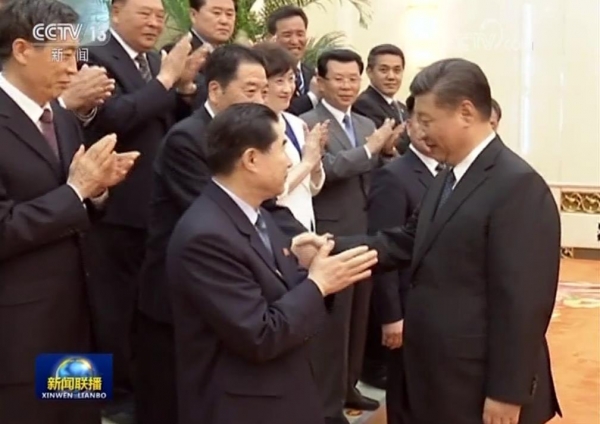 북한 참관단과 악수하는 시진핑(홍콩·베이징=연합뉴스 제공) 시진핑 중국 국가주석이 16일 베이징 인민대회당에서 방중한 북한 노동당 '친선 참관단'과 만나고 있다.