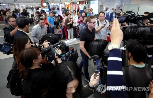 22일 오전 CNN 윌 리플리를 비롯한 풍계리 취재단이 베이징공항에서 북한 원산행 고려항공 탑승을 위해 출국하고 있다(연합뉴스).