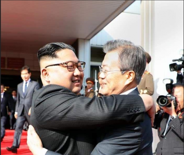 포옹하는 文金문재인 대통령과 북한 김정은이 26일 오후 판문점 북측 통일각에서 정상회담을 마친 후 헤어지며 포옹하는 장면 [청와대 제공]