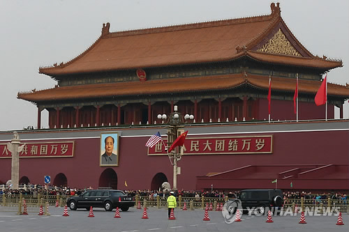 톈안먼 앞 지나는 트럼프 대통령 차량행렬(베이징 EPA=연합뉴스 제공)