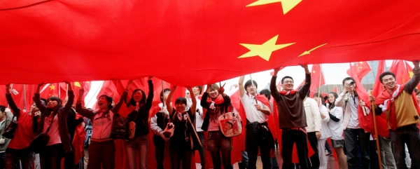 2008년 4월 27일 북경 올림픽을 맞아 서울에서 성화봉송 당시 중국 학생들이 모여서 국기를 흔들고 있다. 당시 외신들은 이 사건을 중화민족주의의 흥기를 보여주는 사건으로 보도했다.  https://www.belfercenter.org/publication/chinese-nationalism-rising-evidence-beijing