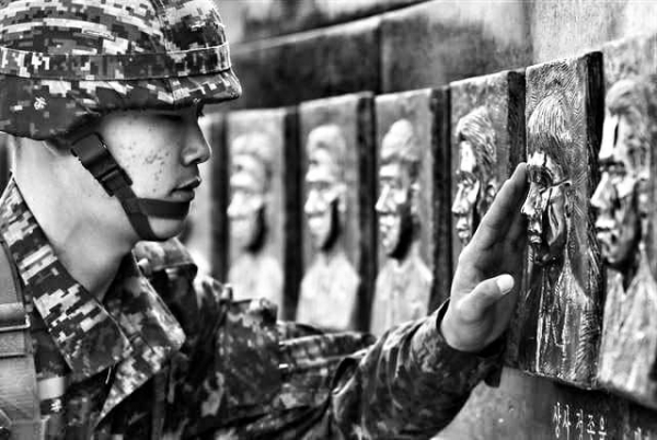 천안함 피폭 용사를 추모하는 병사.