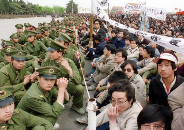 1989년 4월 22일, 호요방의 장례식에 참석하기 위해 천안문 광장에 모요든 학생들과 대치한 군인들  http://foreignpolicy.com/2015/06/04/china-tiananmen-beijing-protest-martial/