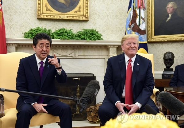 아베 신조 일본 총리(왼쪽)와 도널드 트럼프 미국 대통령(오른쪽)이 7일(현지시간) 백악관 집무실에서 정상회담을 갖는 모습.(사진=연합뉴스)