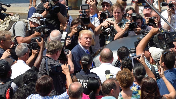 카메라에 둘러싸인 트럼프 출처: RollingStone