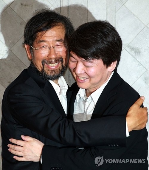 지난 2011년 9월 안철수 당시 서울시장 후보가 박원순 후보에게 단일화를 양보한뒤 포옹하는 모습.(사진=연합뉴스)